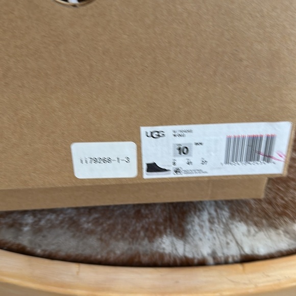 UGGS LOW BLACK ZIP BOOTIES - Picture 2 of 7